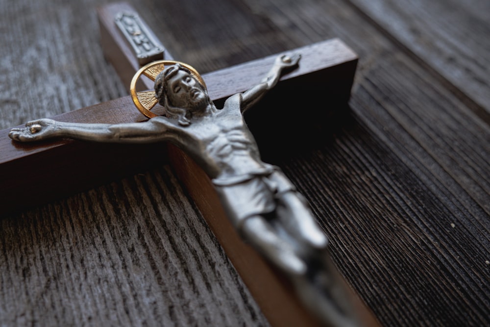 Clé en argent sur table en bois marron