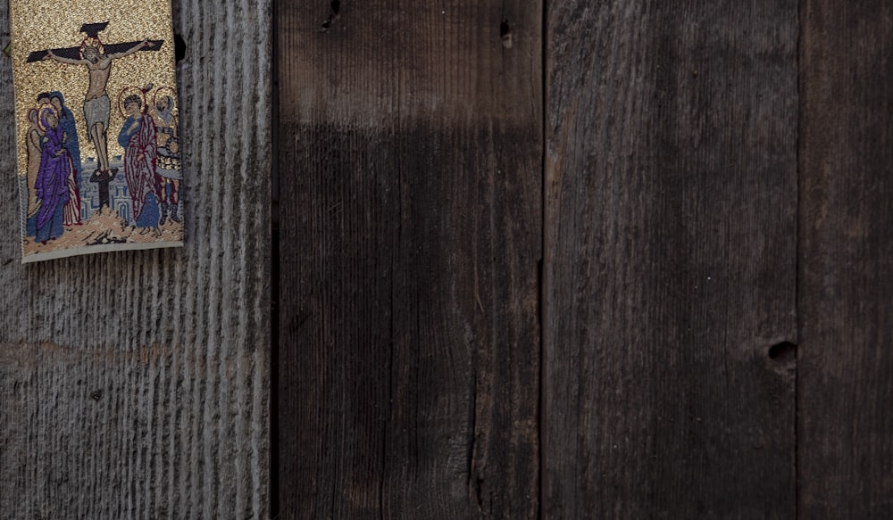 灰色の織物が付いている茶色の木のドア