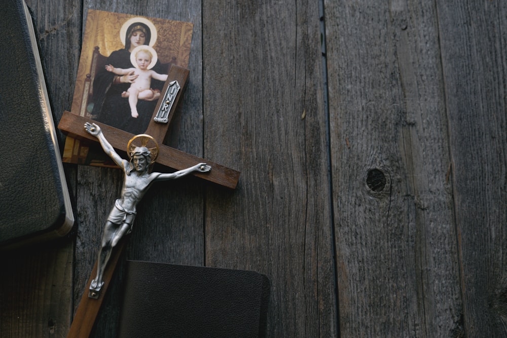 crucifixo de madeira marrom na mesa de madeira marrom