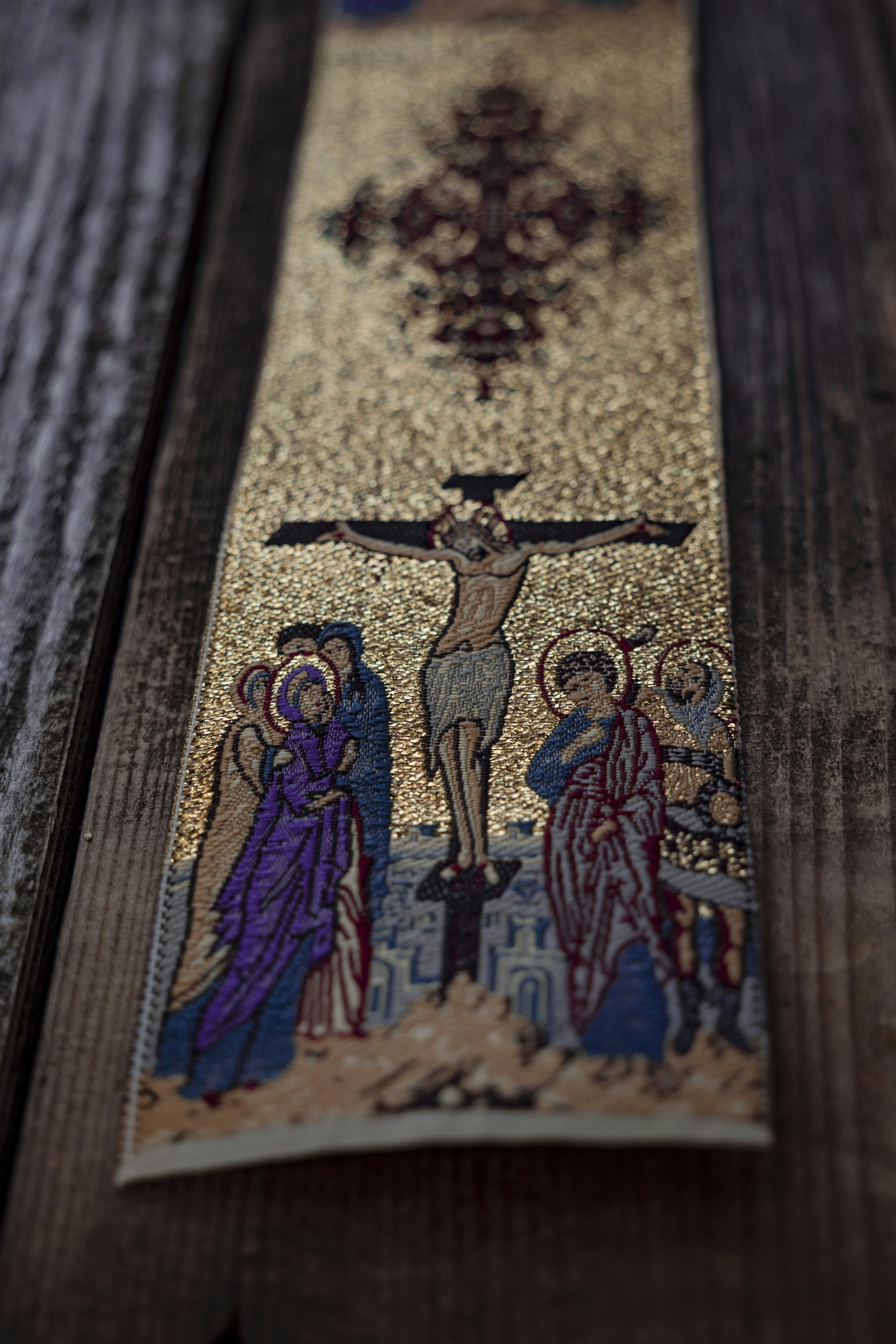 Cruz de madera marrón y negra