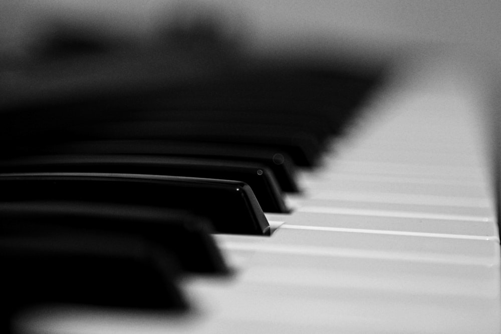 teclas de piano en blanco y negro