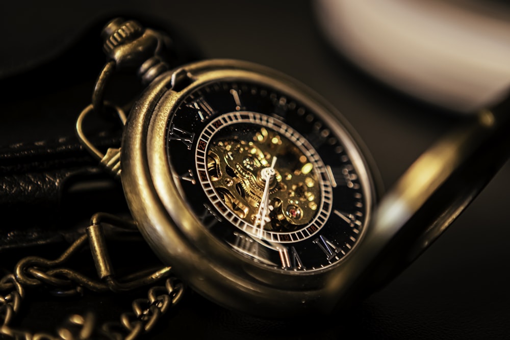 Montre chronographe ronde en or et argent