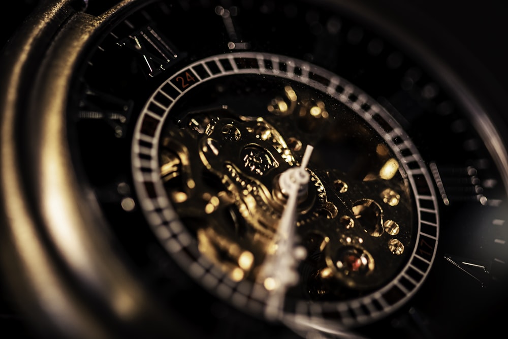 Reloj cronógrafo negro y dorado