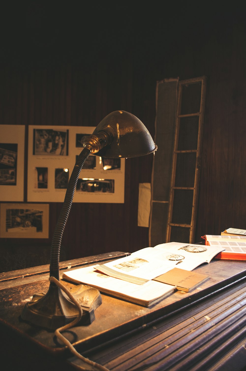 weiße und schwarze Schreibtischlampe auf braunem Holzschreibtisch