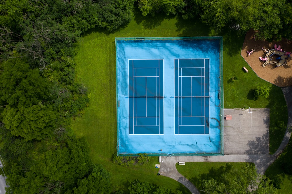 janela de vidro emoldurada azul e branca