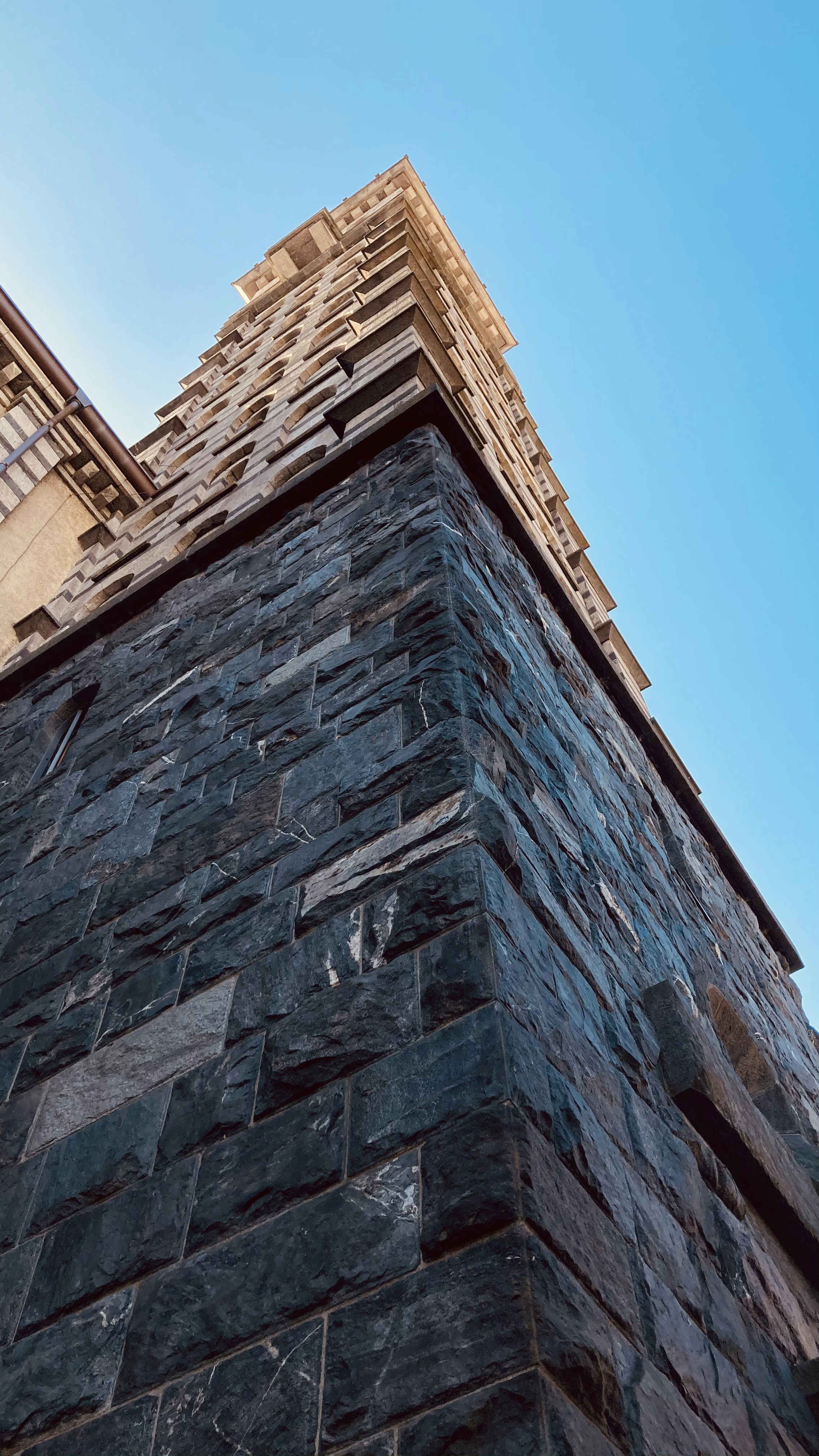 昼間の茶色のレンガ造りの建物の写真 Unsplashで見つけるトリエステ経由 4の無料写真