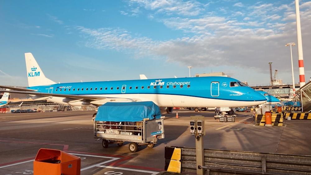 Blau-weißes Passagierflugzeug tagsüber am Flughafen