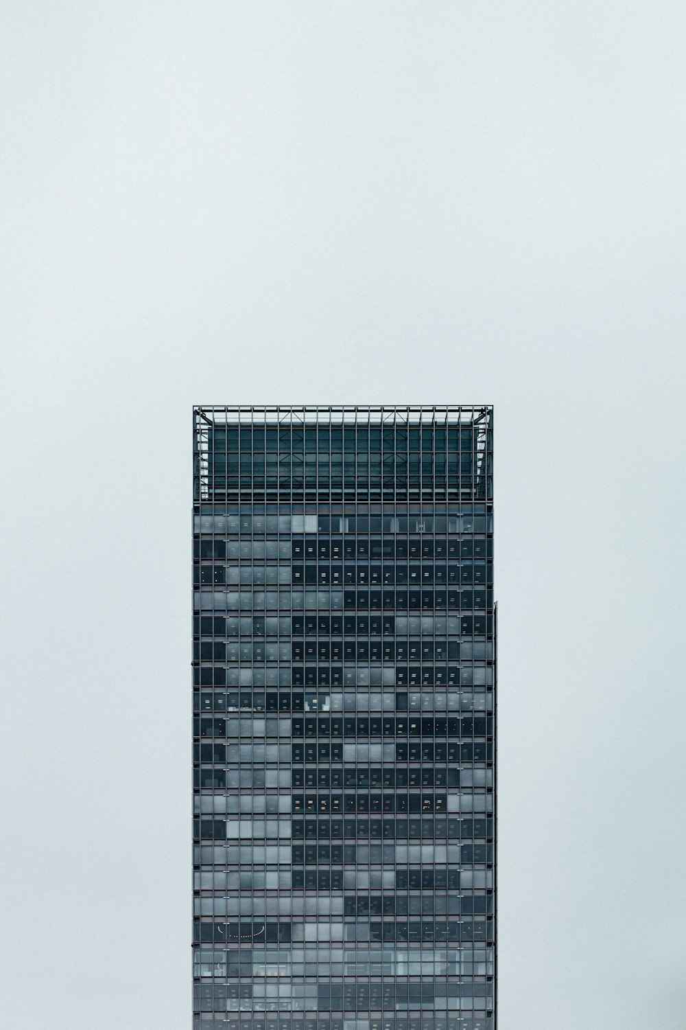 Edificio de gran altura en blanco y negro