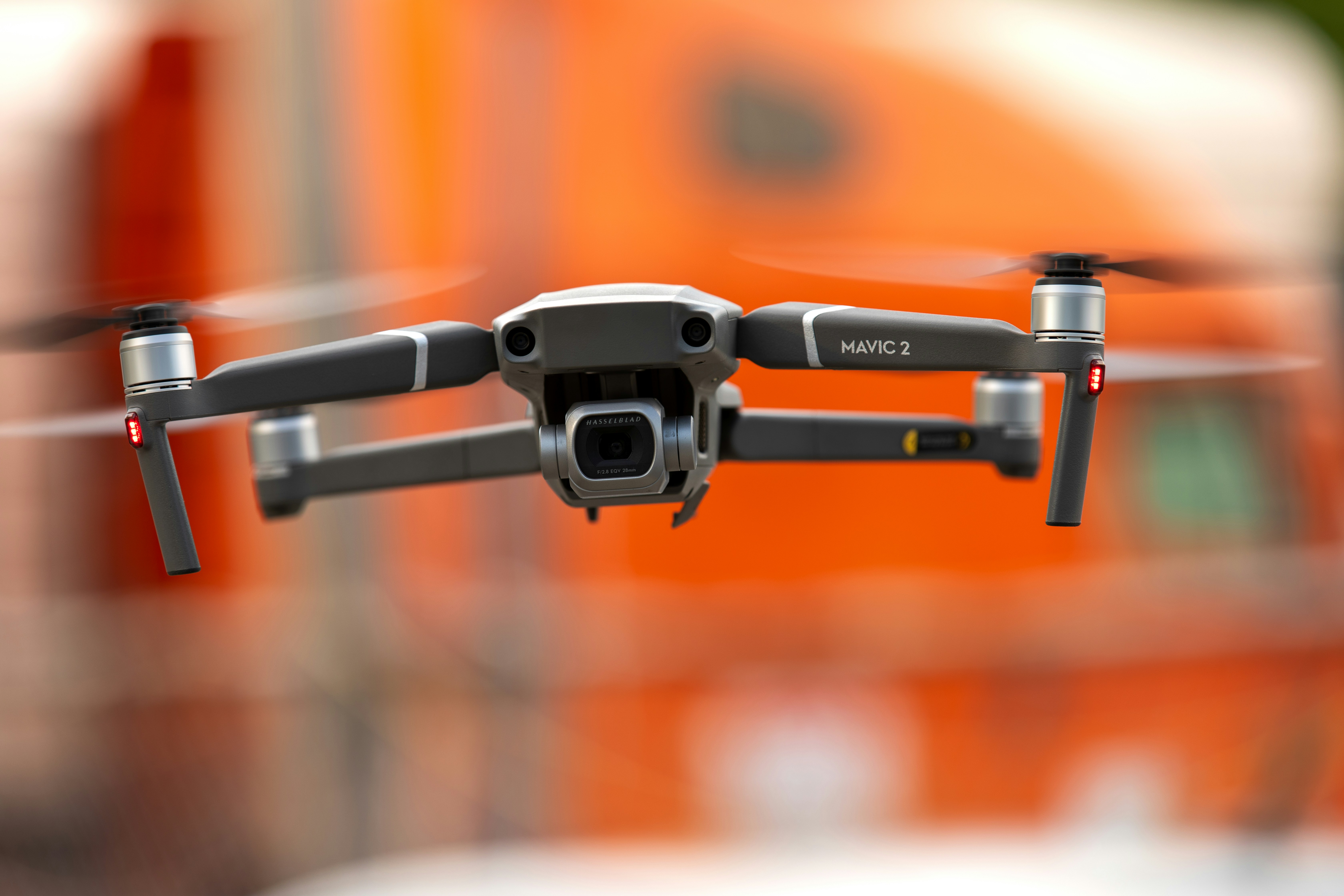 Drone nero e grigio con lente tilt shift