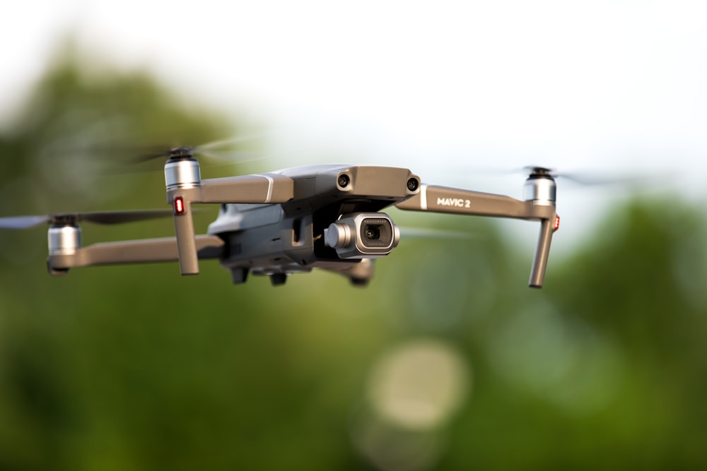 Schwarz-graue Drohne im Tilt Shift-Objektiv