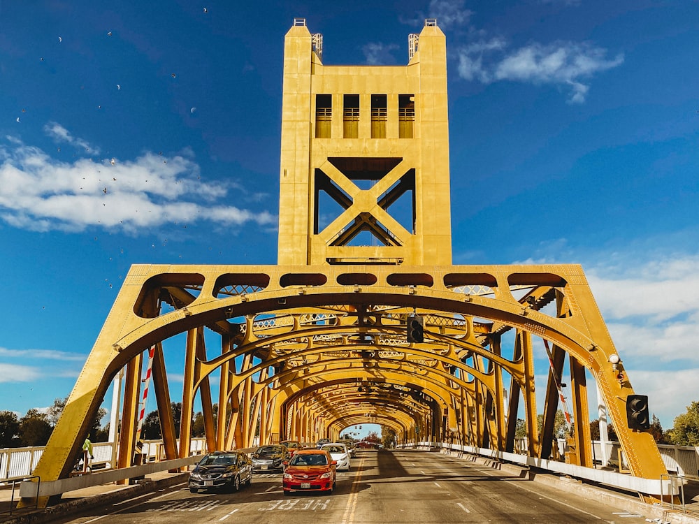 Voitures sur la route sous le pont pendant la journée