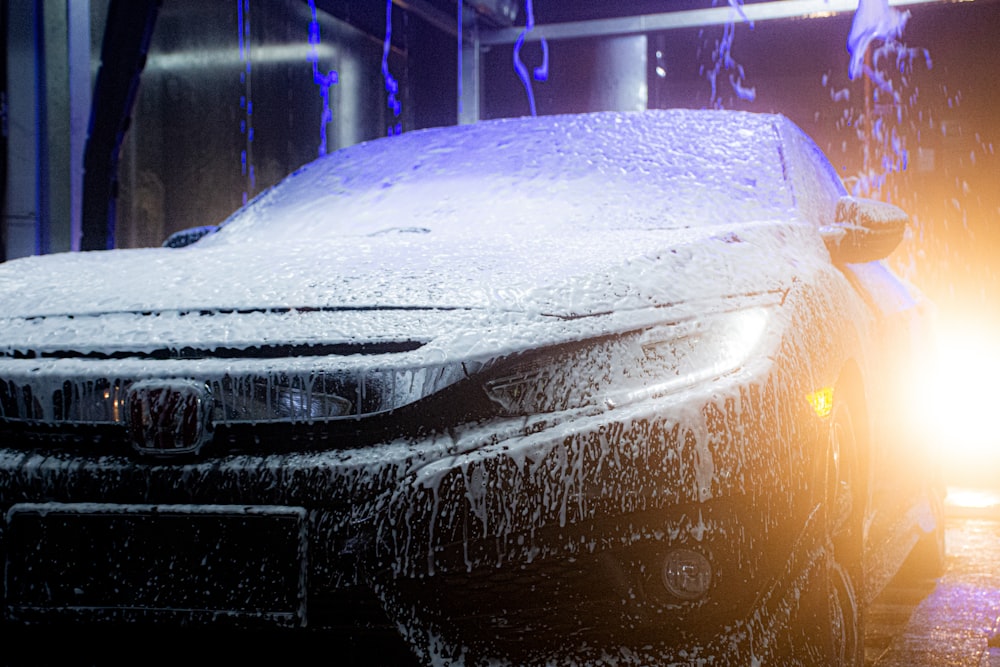 une voiture est recouverte de glace et d’eau