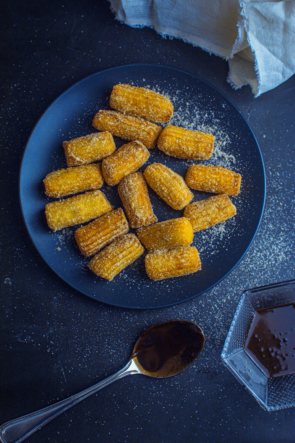 corn on black round plate