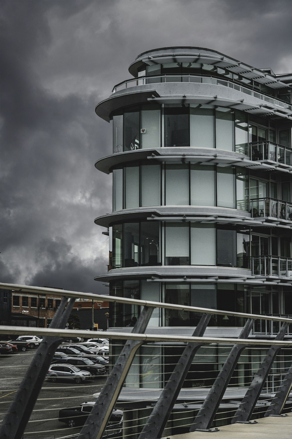 edificio in cemento grigio sotto nuvole grigie