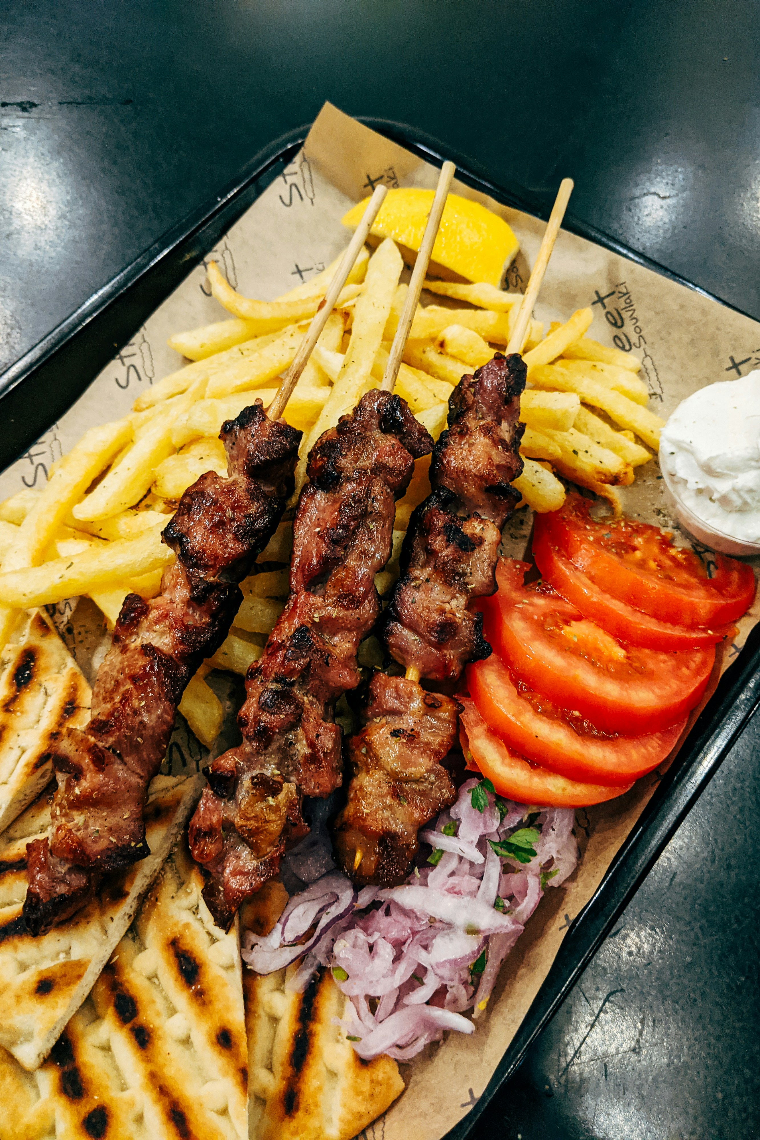 Souvlaki d’agneau à la grecque avec sauce tzatziki
