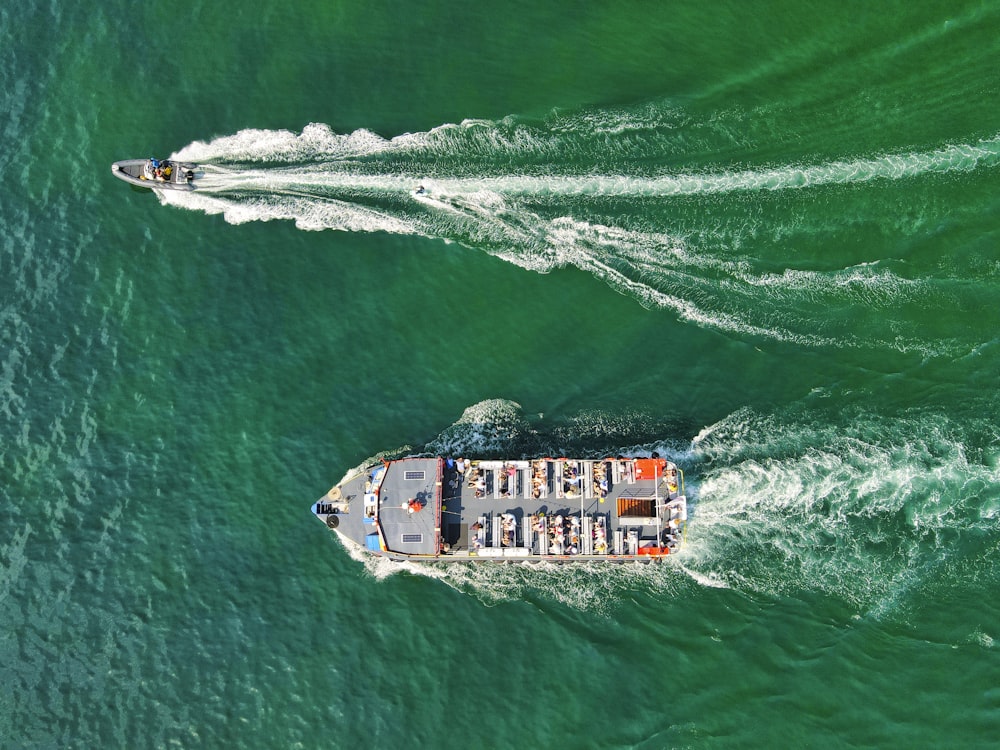 Luftaufnahme eines weißen und braunen Bootes auf See während des Tages