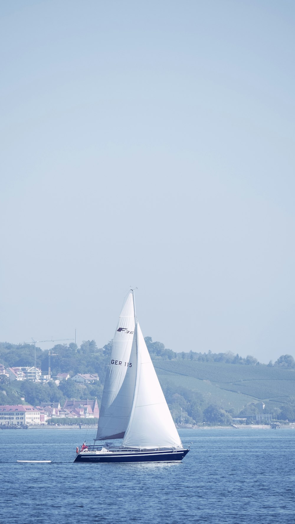 velero blanco en el mar durante el día