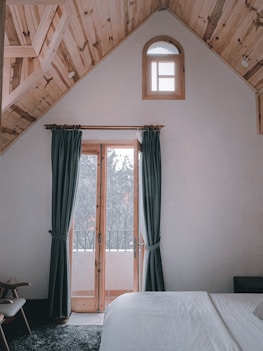 brown and white window curtain