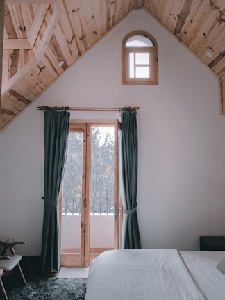 brown and white window curtain