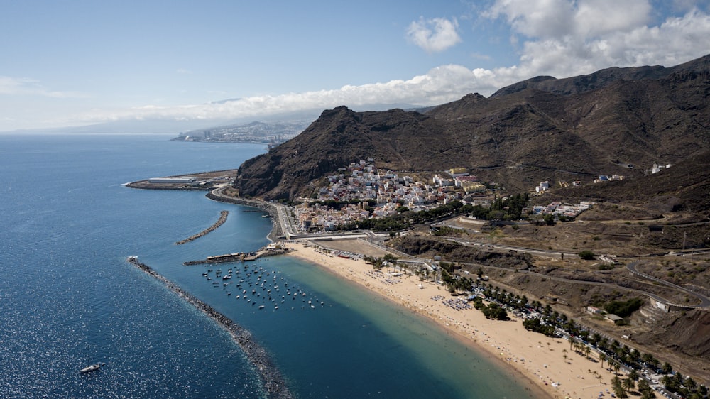 Montaña marrón y verde junto al cuerpo de agua durante el día