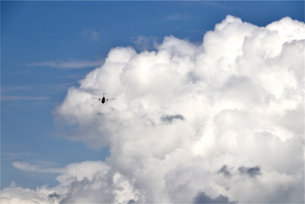 airplane flying in the sky during daytime