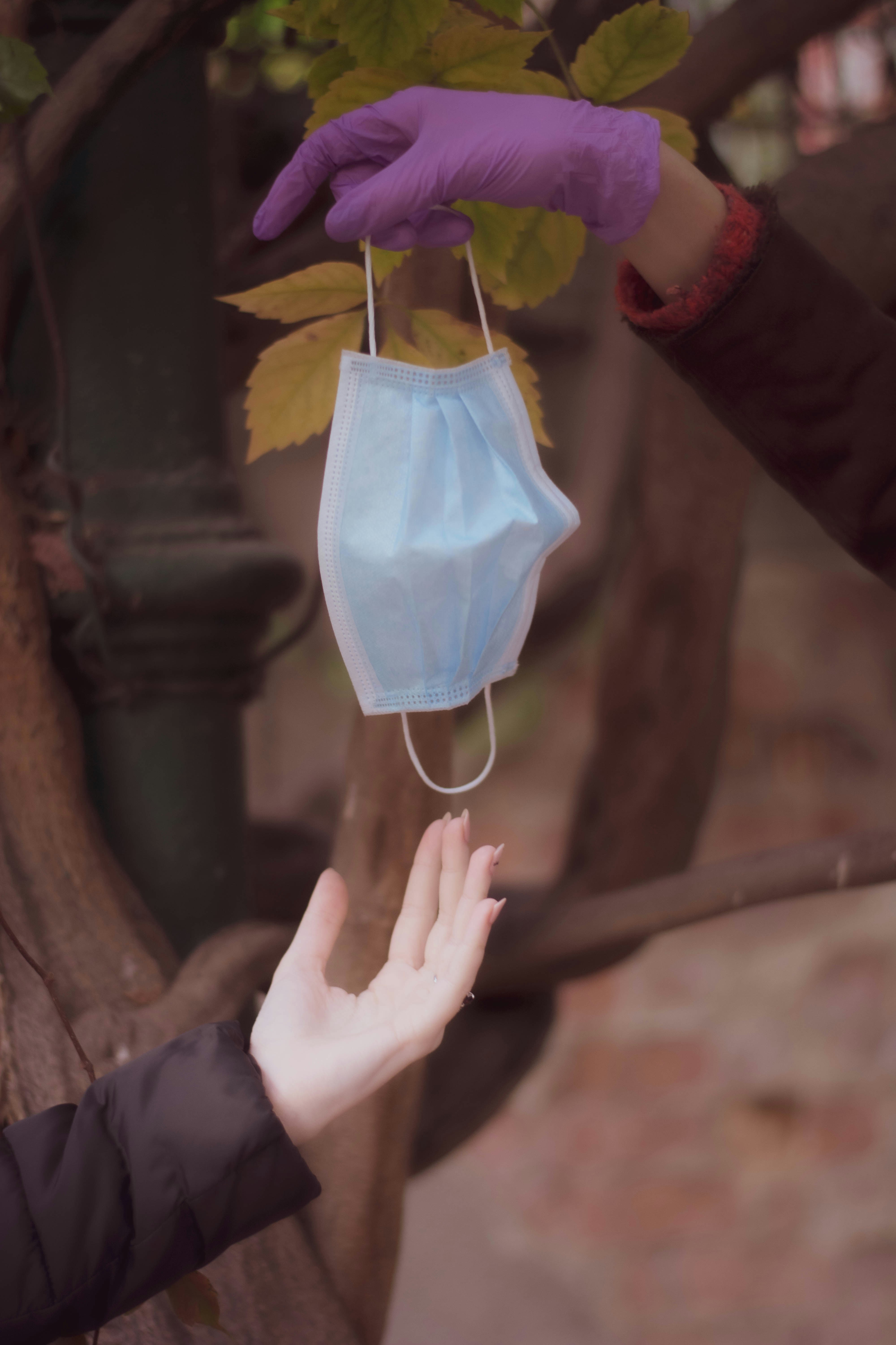personne tenant un sac en plastique blanc