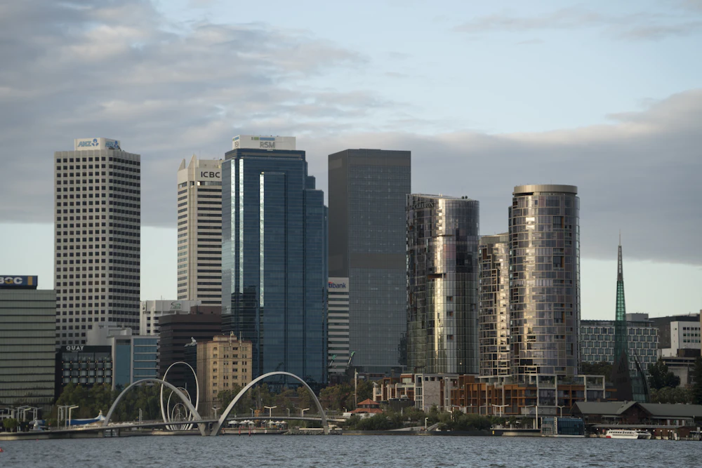 Elizabeth Quay e ruota panoramica accanto al fiume Swan a Perth