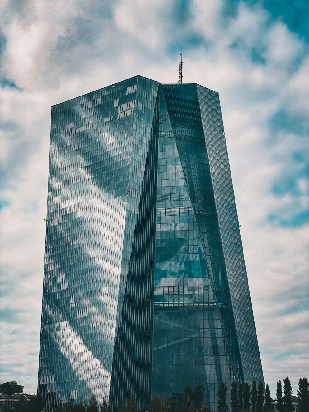 edificio nero e grigio sotto il cielo blu