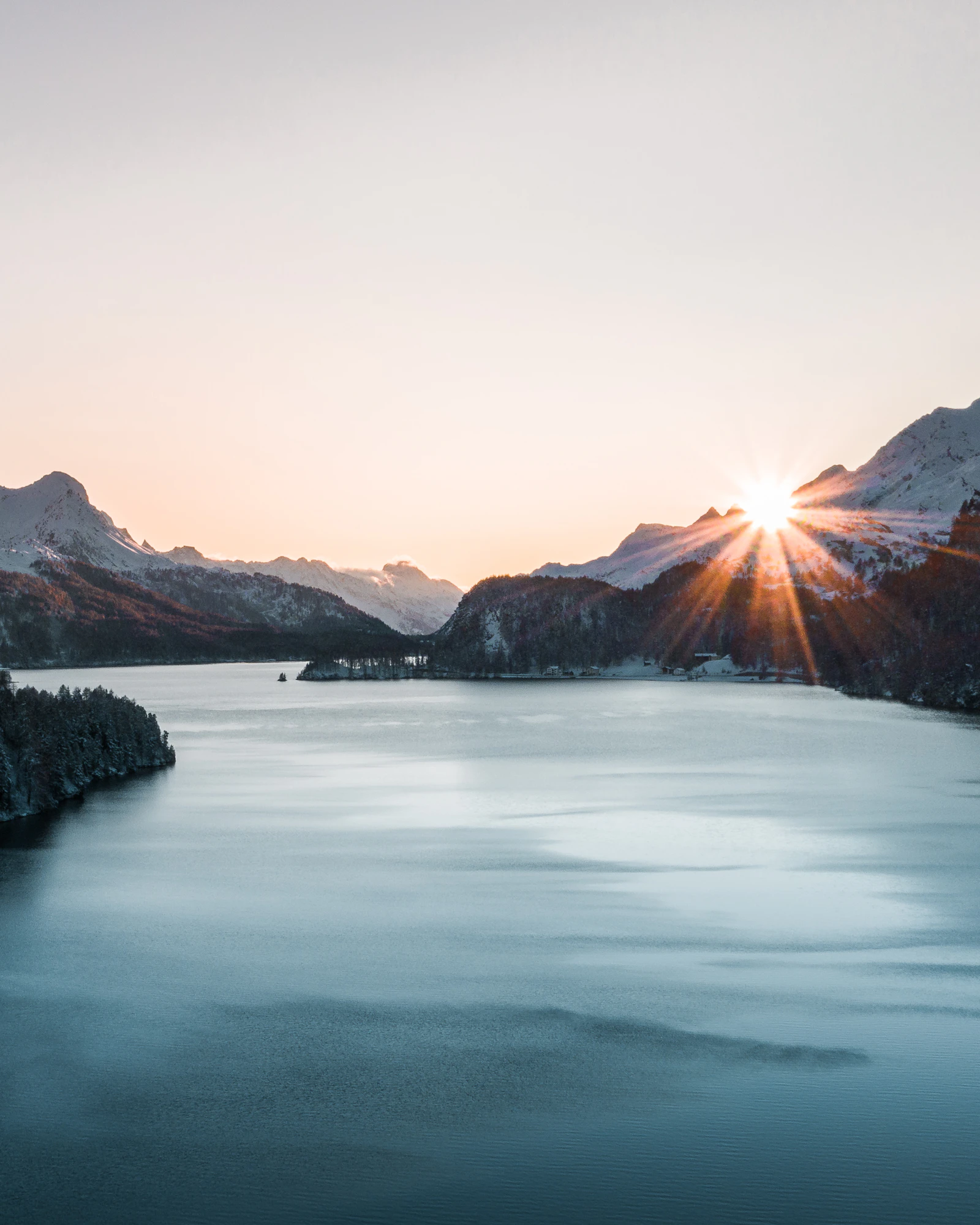 Engadiner Bergsee bei Sils Maria im Sonnenuntergang
