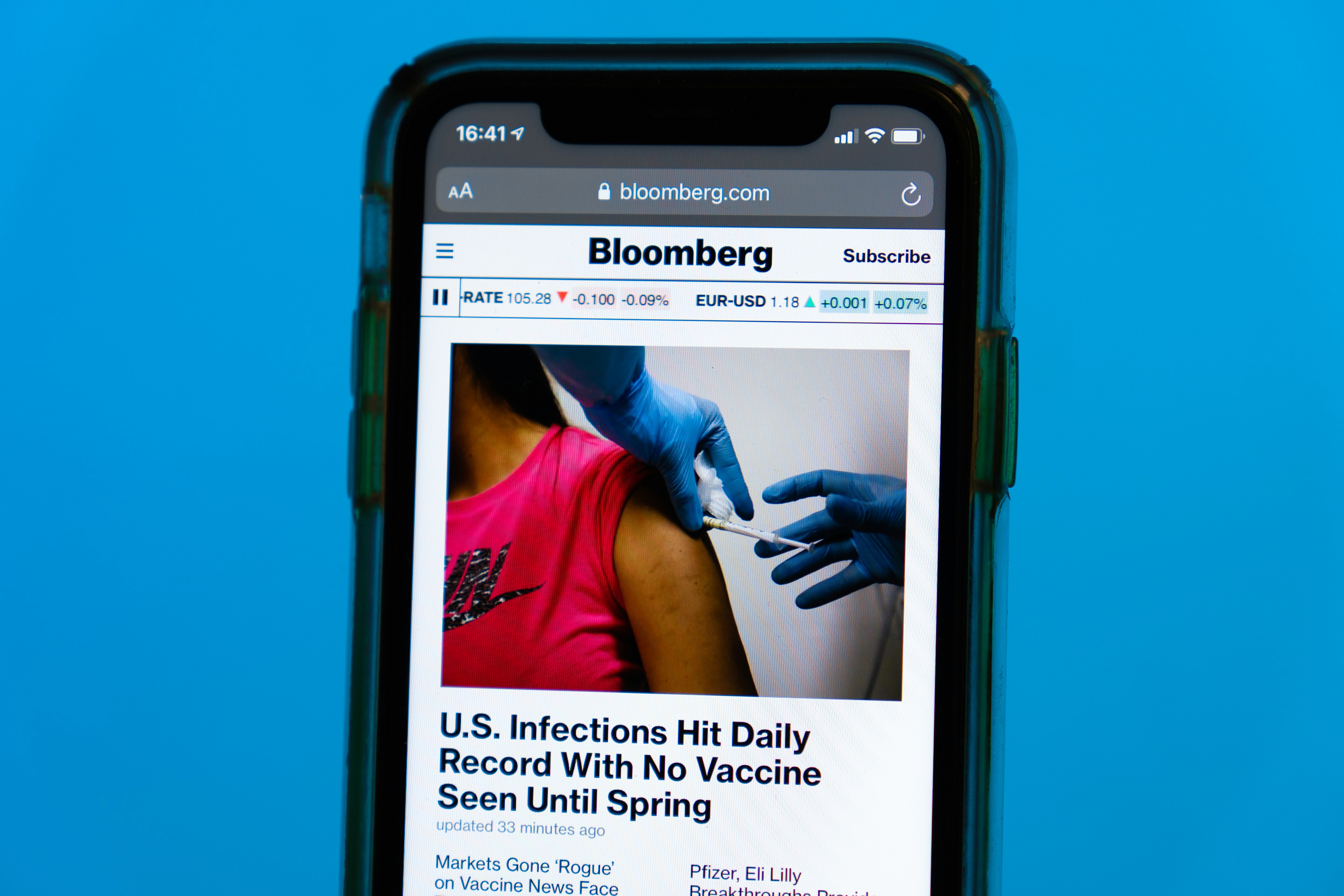 Bloomberg.com news article about "U.S. Infections Hit Daily Record With No Vaccine Seen Until Spring". An article about the Corona Virus (Covid-19).