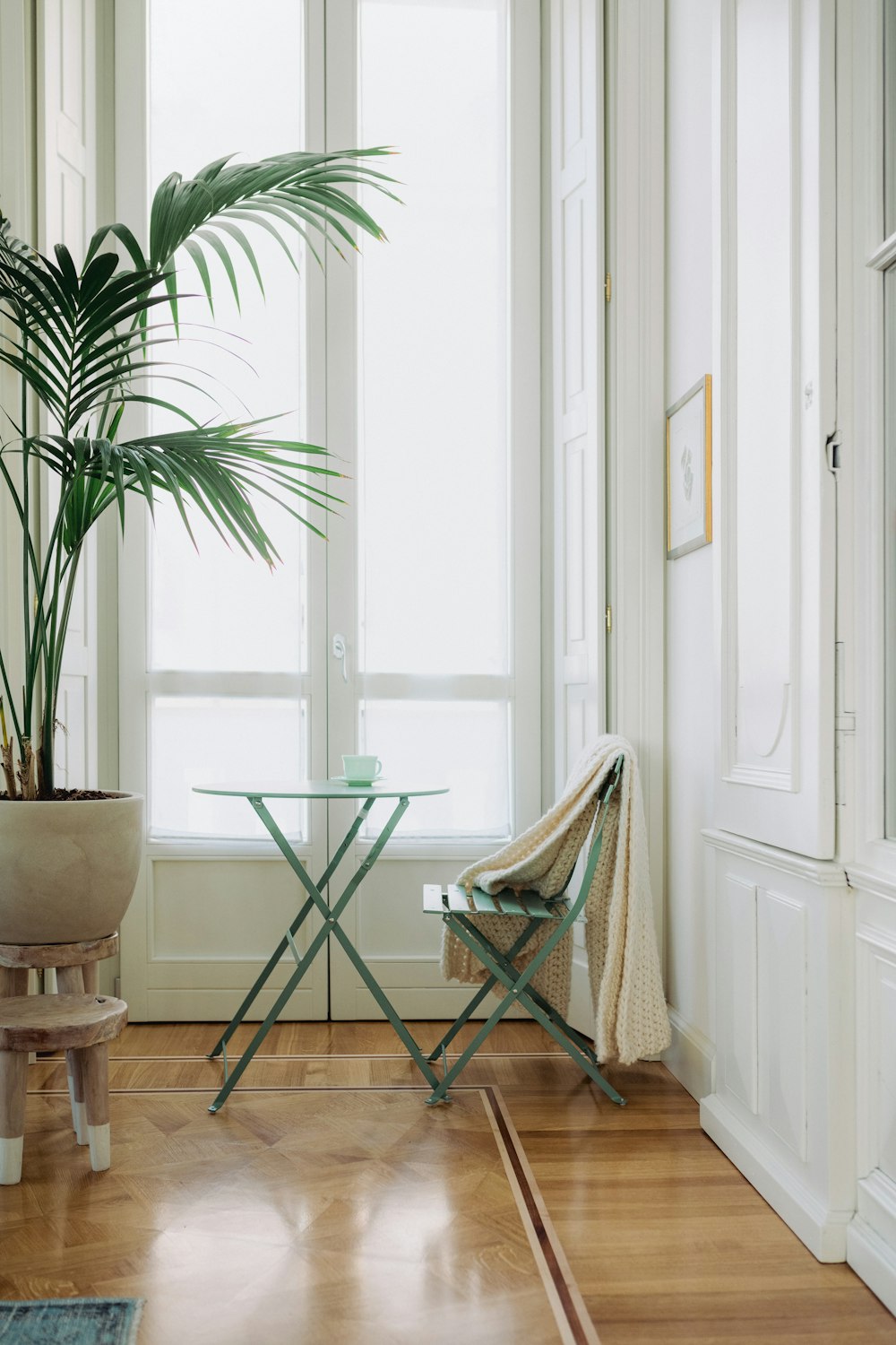 chaise en bois blanc près de la porte en bois blanc