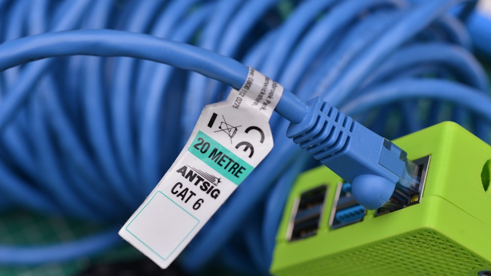 Foto zum Thema weißes und blaues Stromkabel – Kostenloses Bild zu Ethernet  auf Unsplash
