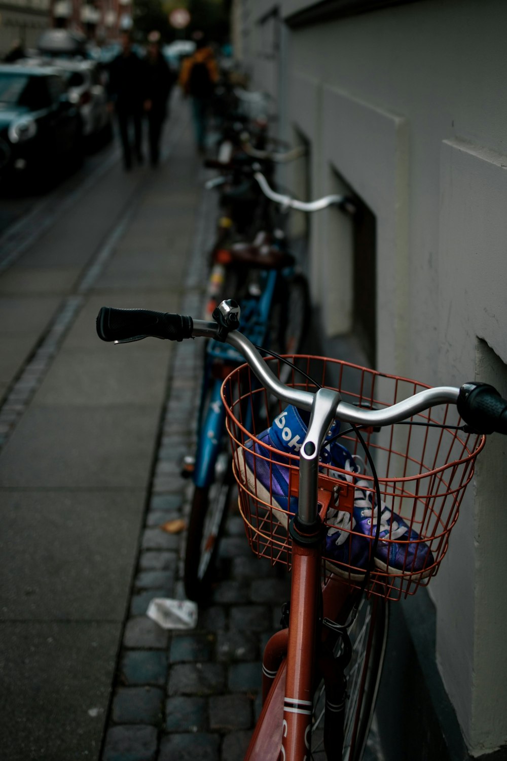 Bicicleta urbana naranja con cesta