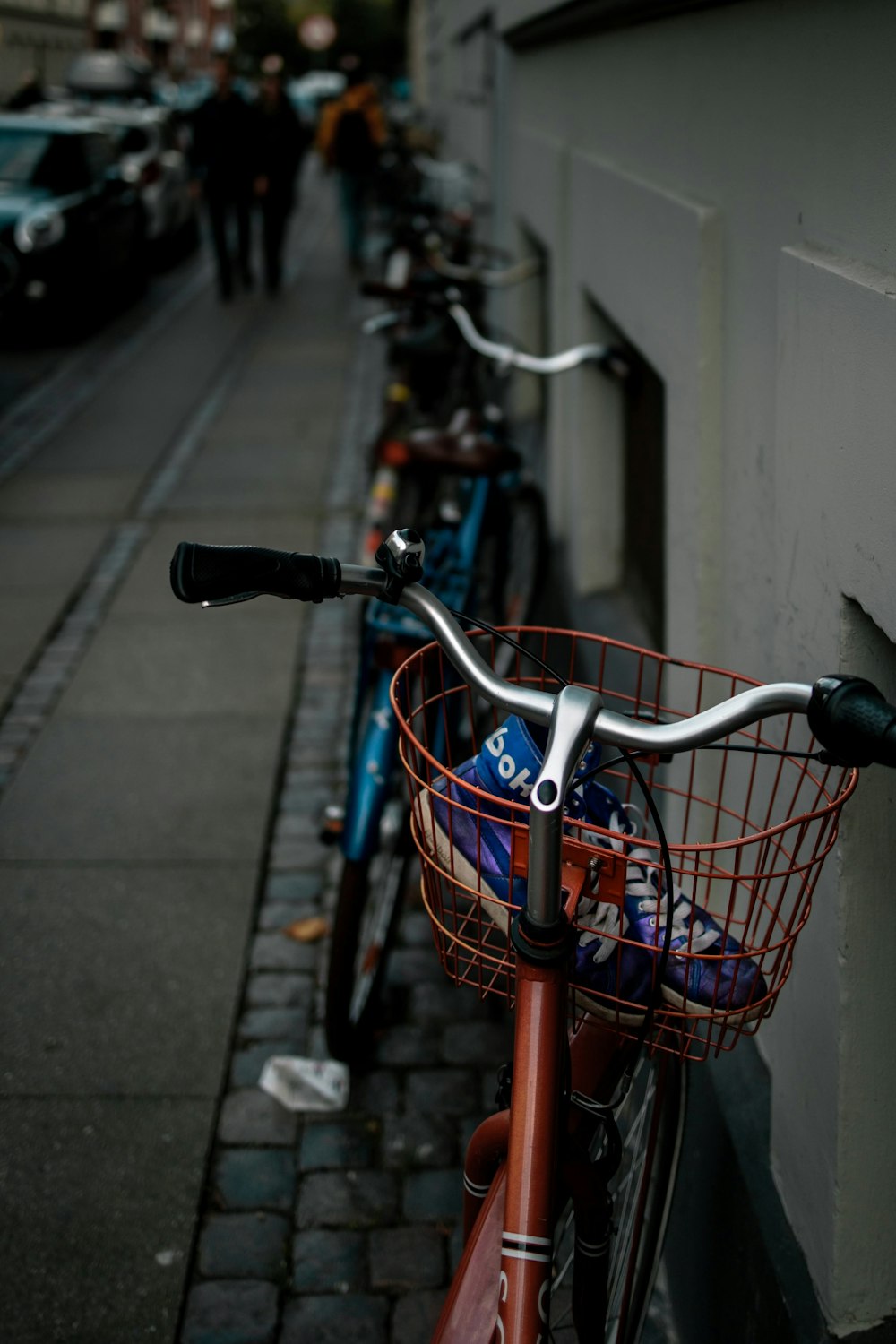 Vélo de ville orange avec panier