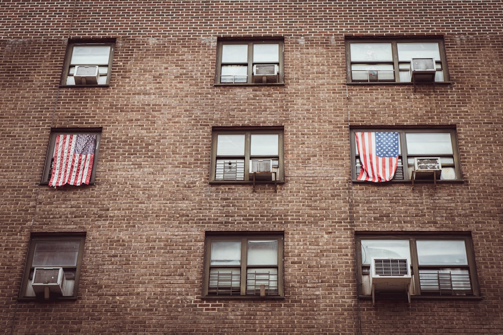 Edificio de ladrillo marrón con bandera de EE. UU. en la parte superior