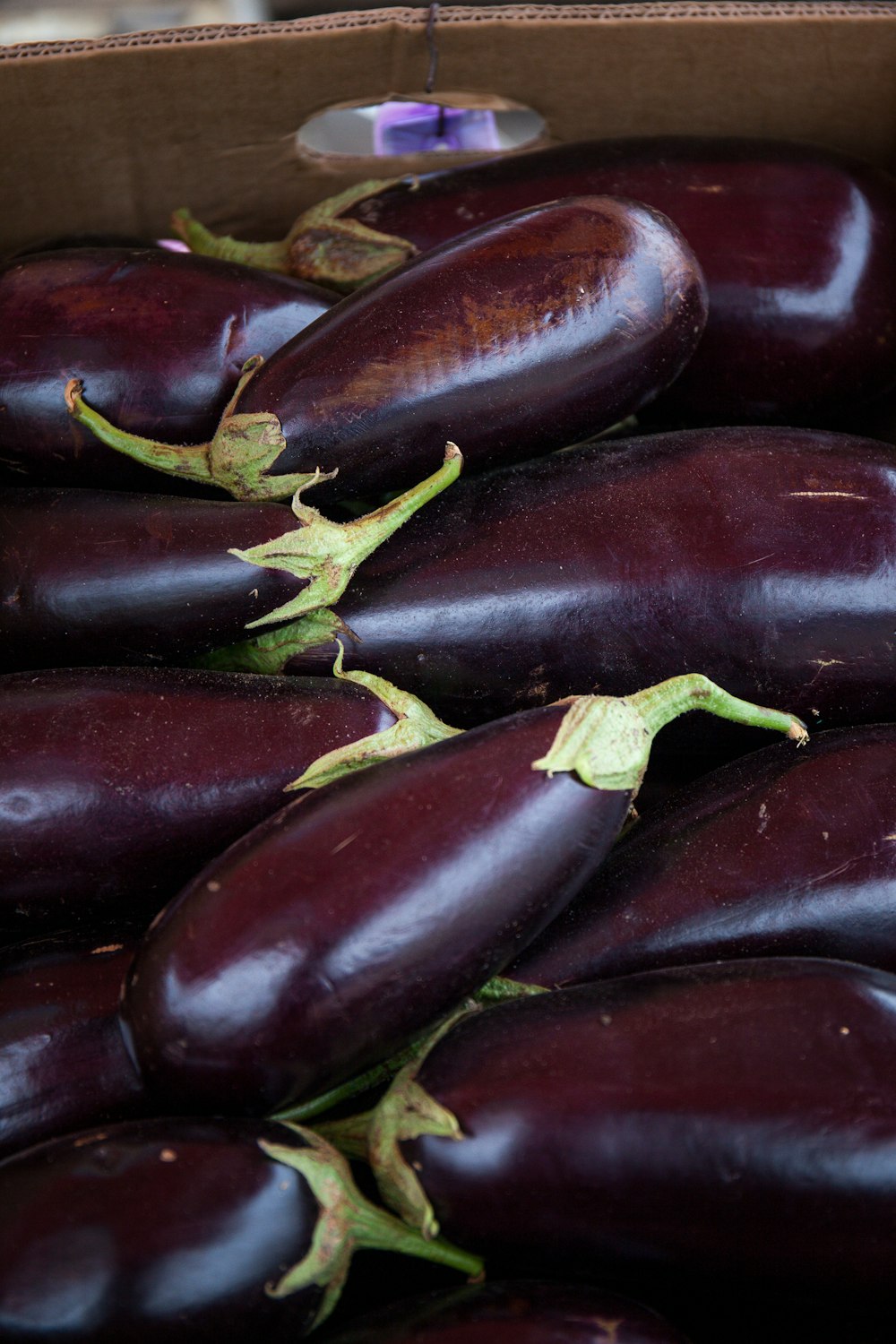 rote runde Frucht auf braunem Holztisch