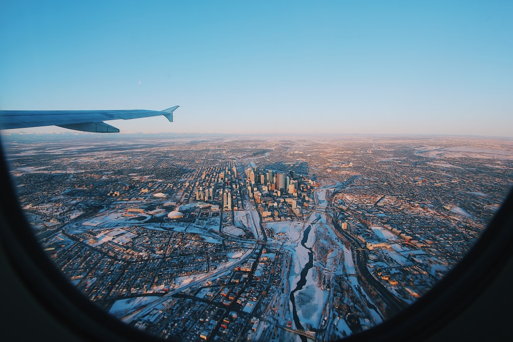飛行機の窓から見える街の風景