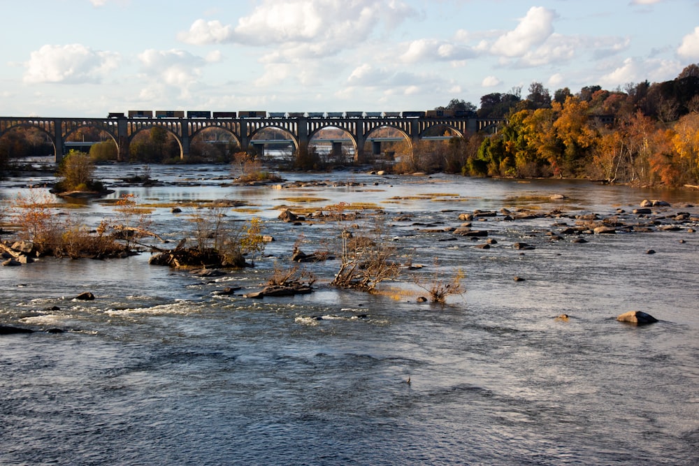 Graue Betonbrücke über den Fluss tagsüber