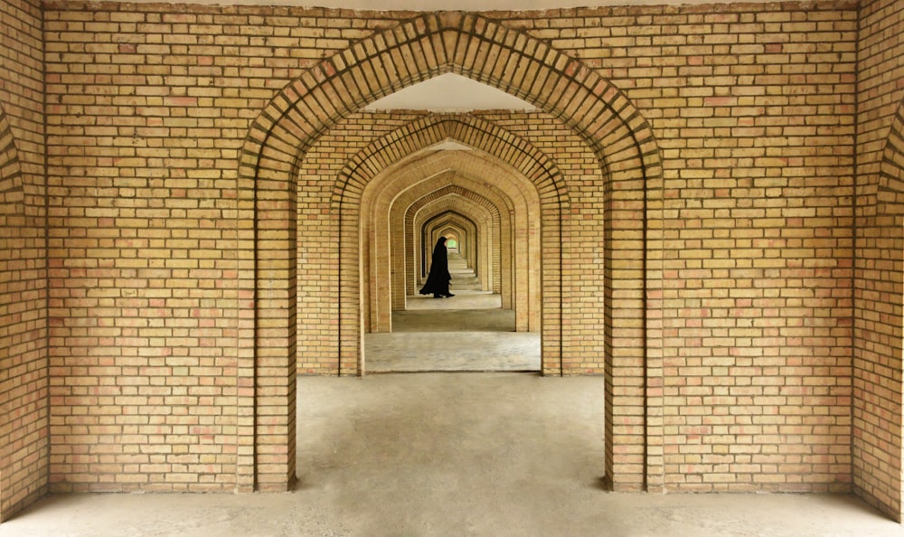 edificio in mattoni marroni durante il giorno