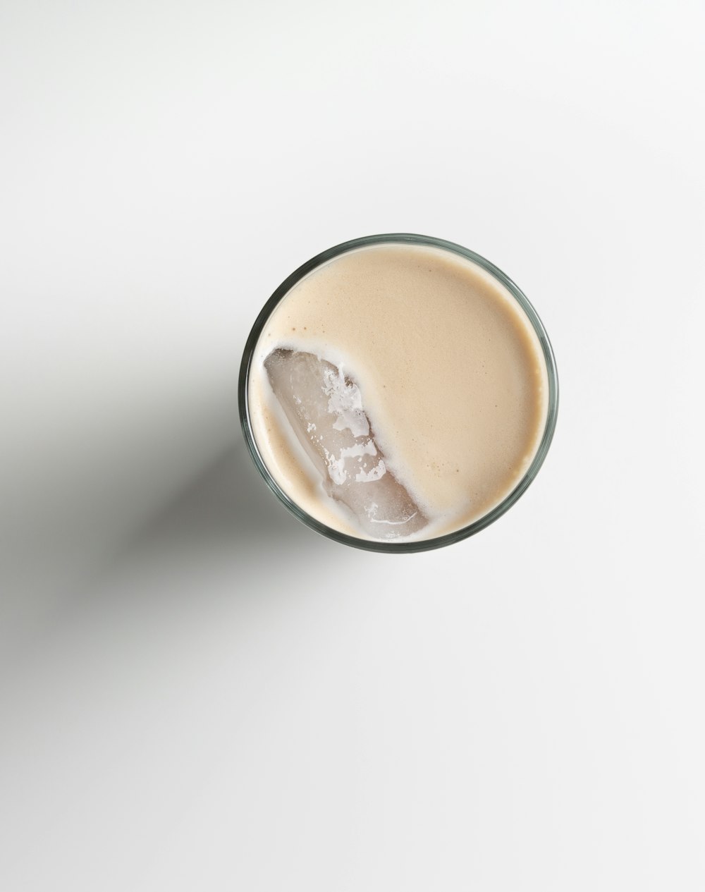 Taza de cerámica blanca con líquido marrón