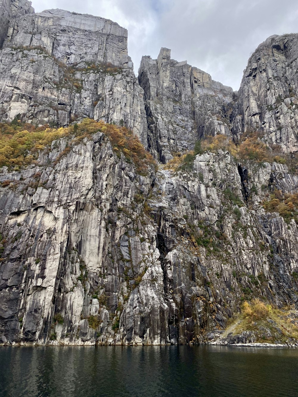 Montagna rocciosa grigia durante il giorno