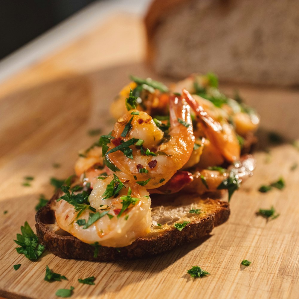 Schwarzbrot mit grünem Gemüse und Fleisch