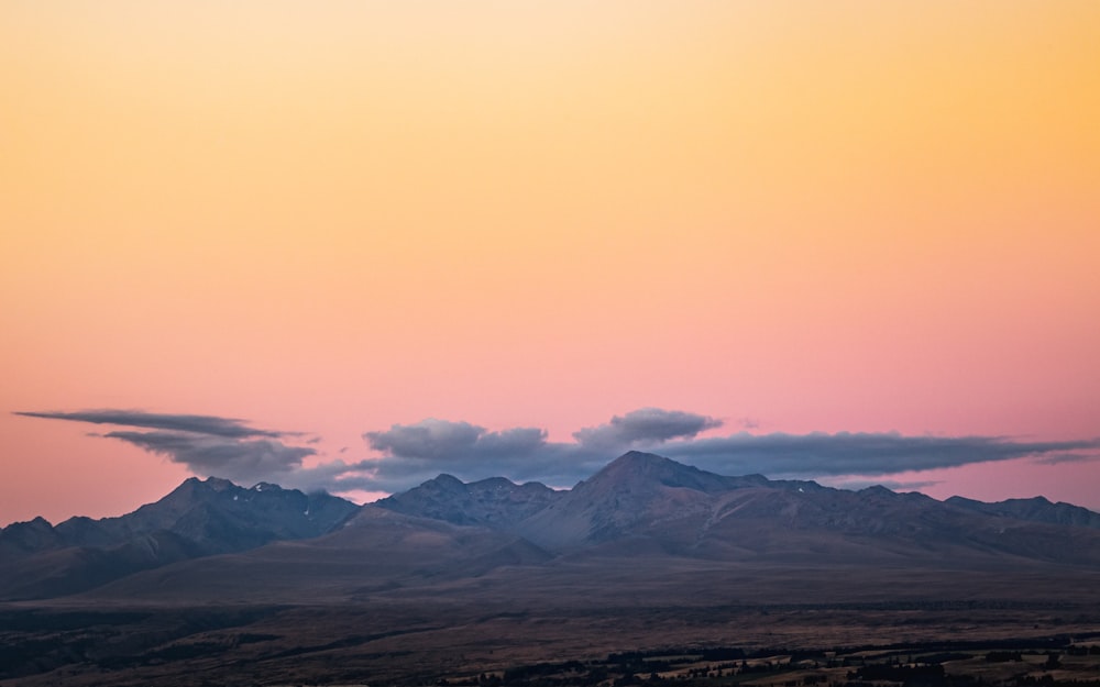 montagnes enneigées pendant la journée