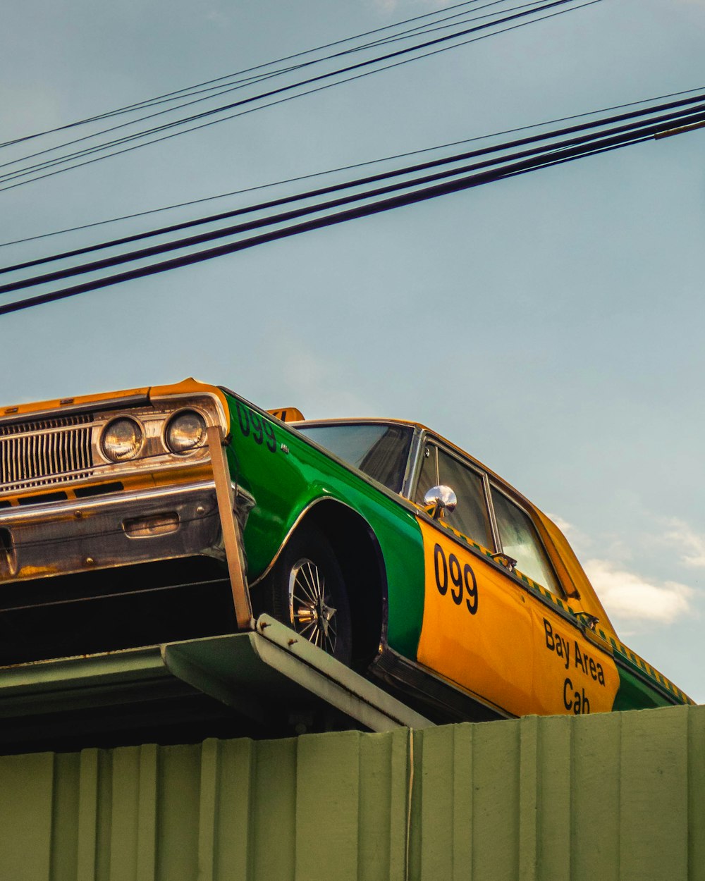 Coche de época amarillo y negro