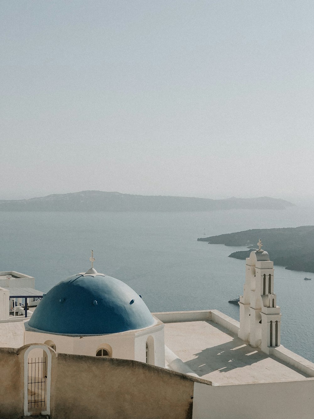 blue and white dome building near body of water during daytime