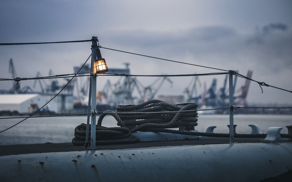 Schwarz-Weiß-Boot auf See tagsüber