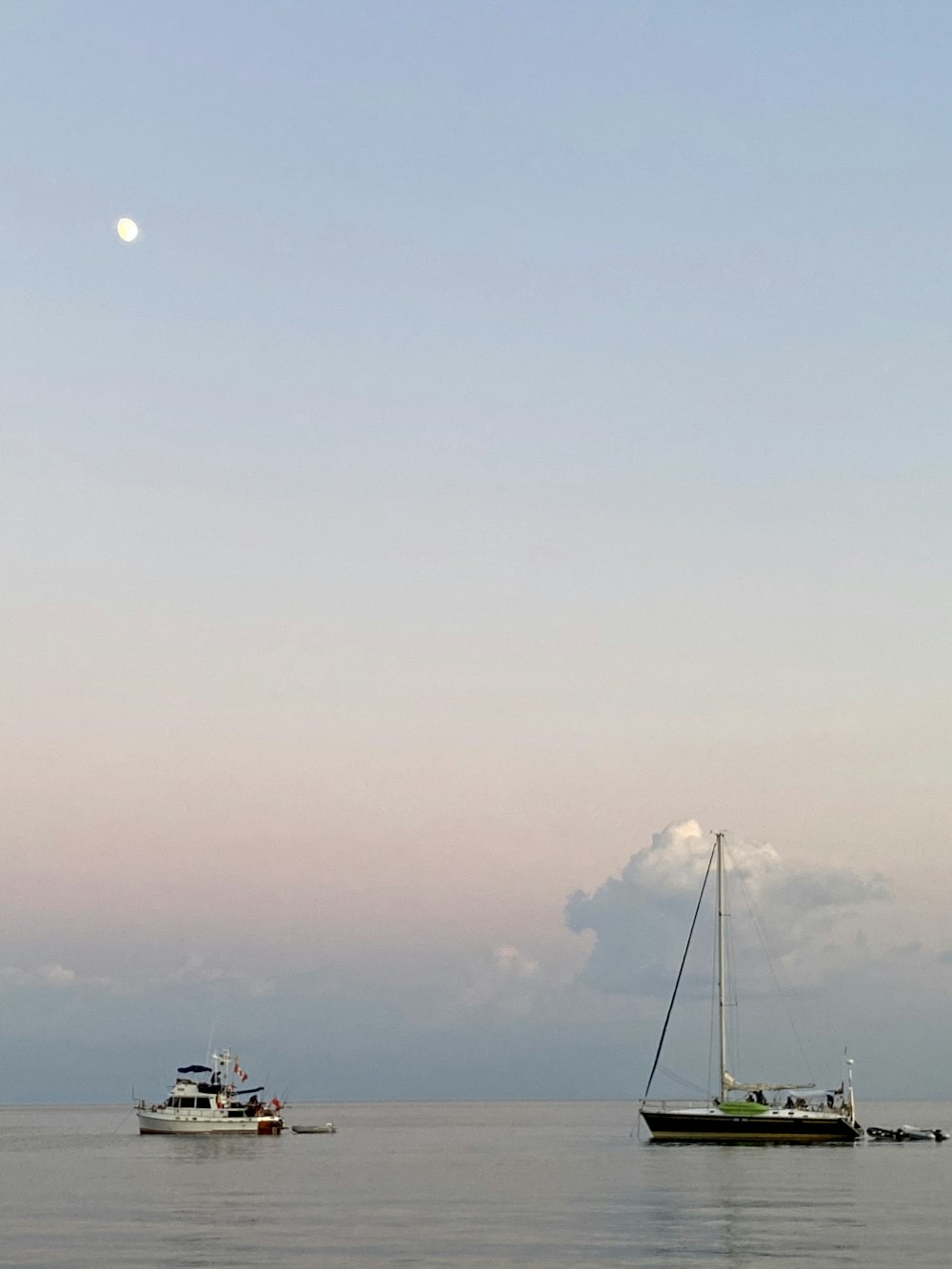 barco branco e preto no mar sob o céu cinzento durante o dia