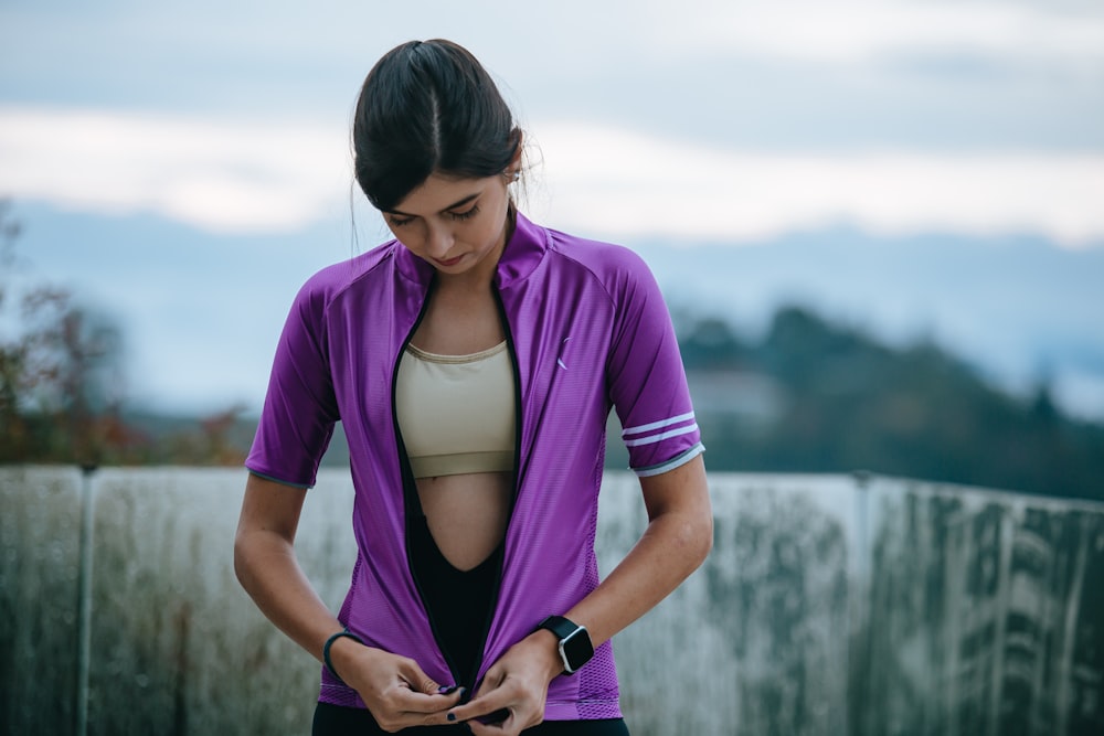 Femme en chemise violette et soutien-gorge blanc