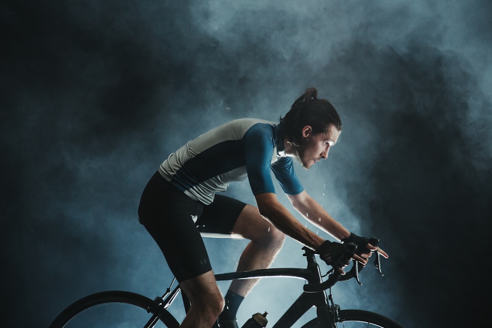 femme en noir et blanc rayé débardeur équitation vélo noir