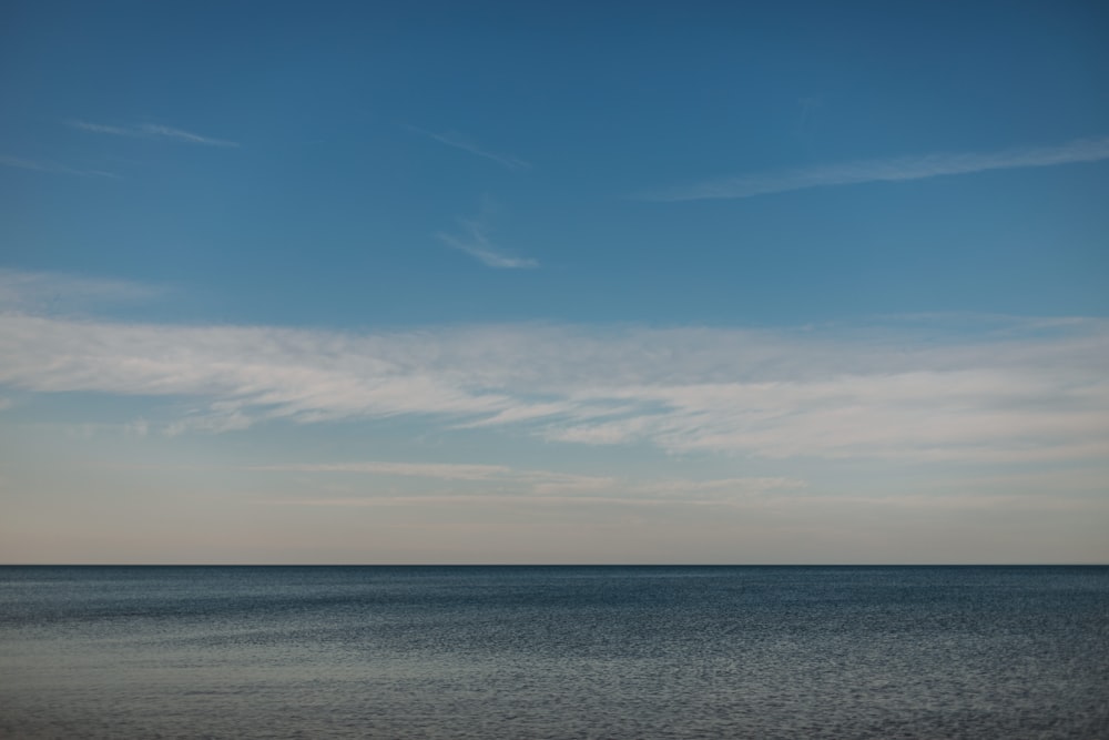 cielo azul y nubes blancas sobre el mar